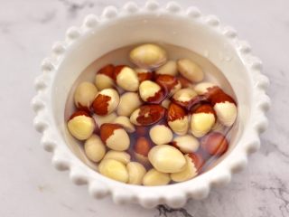 2、白果炖鸡,把白果去掉外皮后，用清水浸泡。