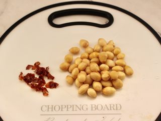 3、白果炖鸡,浸泡好的白果，再去掉皮和白果的芯，因为白果的芯苦味大。