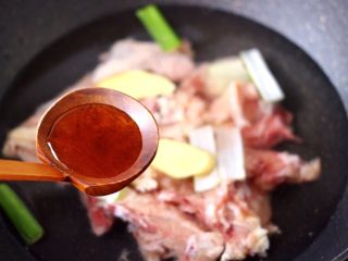 6、白果炖鸡,锅中倒入适量的清水，把鸡块放入锅中，加入葱姜和料酒。