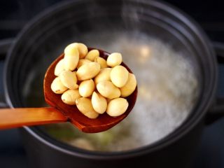 11、白果炖鸡,加入洗净的白果。