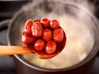 12、白果炖鸡,再放入浸泡好的红枣。