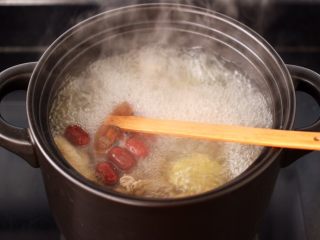 13、白果炖鸡,大火煮沸后继续中小火慢慢炖煮1个小时。