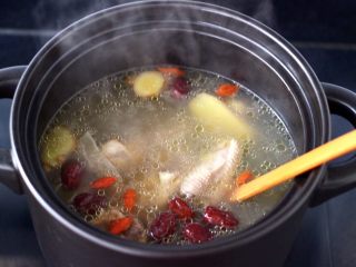 15、白果炖鸡,撒上少许枸杞即可关火。