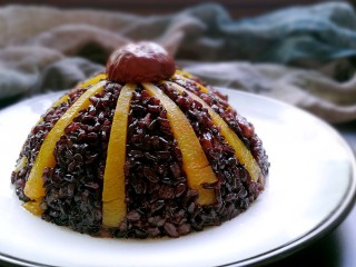 1、金瓜黑米饭,先来张美照，很诱人吧！