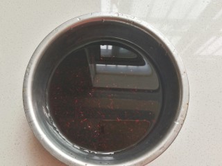 2、金瓜黑米饭,黑米先清洗几遍，然后浸泡两三个小时；（黑米比普通米难熟）