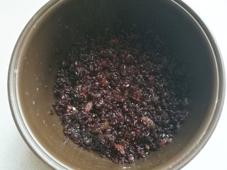 8、金瓜黑米饭,再放入电饭锅中，加少许清水不要没过米面，把它蒸熟后搅散；