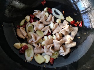 14、干锅肥肠,然后下入肥肠。