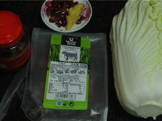 1、白菜牛肉香锅,食材准备好