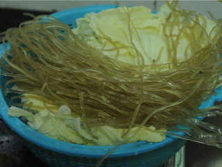 3、白菜牛肉香锅,白菜、粉丝洗干净,粉丝用热水泡软