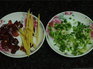 4、白菜牛肉香锅,姜切丝,葱切花,干辣椒切成小段