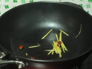 5、白菜牛肉香锅,油锅烧热,下入姜丝炒出香味后转小火,加入干红辣椒一起翻炒一下下,下入红辣椒后动作一定要快,红辣椒很容易糊锅。