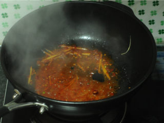 6、白菜牛肉香锅,加入豆瓣酱,小火炒出红油,这一步一定要小火,豆瓣酱才能出油。