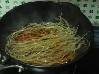 7、白菜牛肉香锅,加入泡软的粉丝,翻炒几下至均匀裹上豆瓣酱