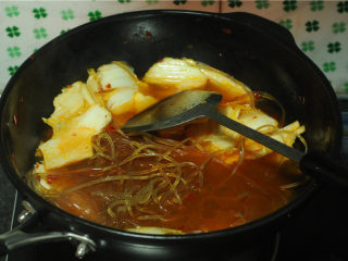 9、白菜牛肉香锅,倒入没过食材的水