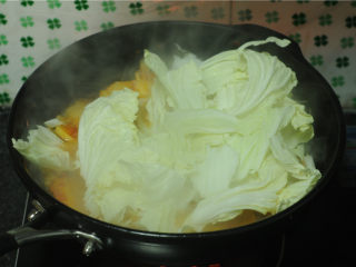 11、白菜牛肉香锅,将白菜叶子加入锅里