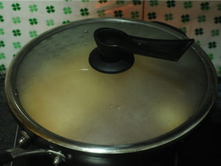 10、白菜牛肉香锅,盖上盖子,开锅后再煮两分钟,至粉条变软