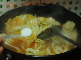 12、白菜牛肉香锅,微微烫软后加盐调味,翻拌均匀,将煮好的粉条和白菜捞出来铺在碗底备用