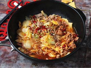14、白菜牛肉香锅,连汤带汁倒在白菜上,撒上葱花、辣椒粉、干辣椒,油锅烧热,淋在上面即可