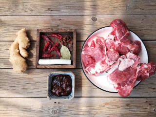 1、东北酱大骨,准备食材。