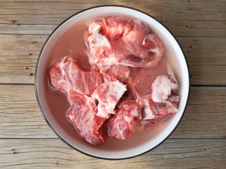 2、东北酱大骨,带肉脊骨（也可用腔骨，喜欢吃肉的就用脊骨）洗净后，用凉水浸泡1-2个小时，中间换几次水。这个步骤很重要哦，可以去腥去异味儿。