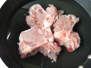 3、东北酱大骨,在锅里加入足量的凉水，将浸泡好的肉脊骨凉水下锅。