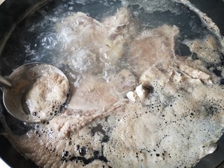 4、东北酱大骨,加入适量的的料酒，大火煮开，捞出浮沫。