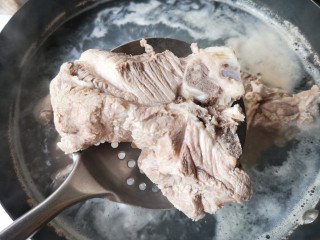5、东北酱大骨,煮至肉脊骨变色后沥水捞出。