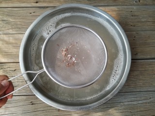 6、东北酱大骨,煮过肉脊骨的汤过筛，将骨头渣滓给滤掉。这步很重要哦，之所以要滤掉骨渣，是为了保持口感。