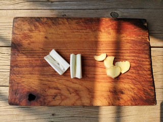 7、东北酱大骨,葱白切段，姜切片备用。