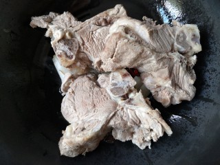 9、东北酱大骨,放入煮过的肉脊骨翻炒一下。