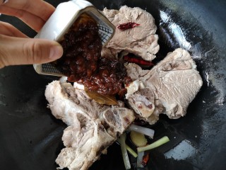 10、东北酱大骨,加入适量黄豆酱。