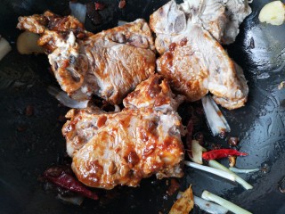 11、东北酱大骨,翻炒均匀。