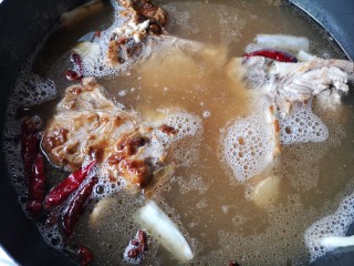 13、东北酱大骨,把过筛滤好的骨汤倒回锅中。