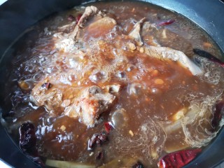 17、东北酱大骨,转小火加盖焖煮2个小时。