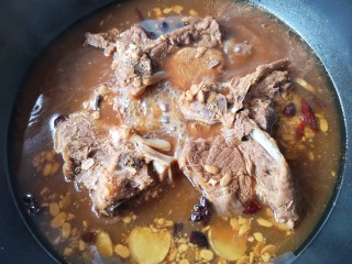 18、东北酱大骨,关火后浸泡1-2小时入味。