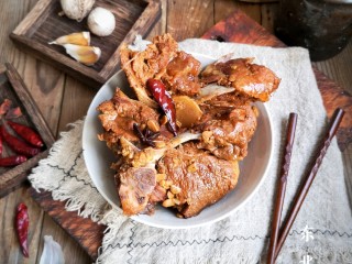 19、东北酱大骨,吃时盛出，浇上汤汁，酱大骨能够彻底地吸收配料的精华，烂而不酥，香而不腻，味道十足。