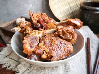 20、东北酱大骨,酱大骨味美肉嫩，汤汁咸淡适中，贼拉好吃啦！