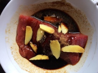 3、香辣卤牛肉,加入一茶匙盐、4汤匙生抽、1茶匙胡椒粉、1汤匙耗油、1汤匙料酒用手拌匀。