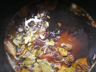 8、香辣卤牛肉,撇去浮沫继续焖煮。