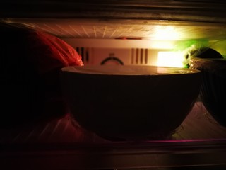 10、香辣卤牛肉,卤好放凉的牛肉用保鲜膜盖好放冰箱冷藏，这样方便切薄片。