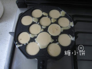 9、章鱼小丸子,预热丸子锅。锅内刷一点点底油。倒入面糊