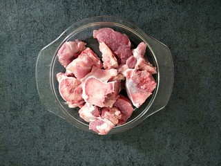 1、山药炖筒骨,筒骨叫卖肉的帮忙剁块