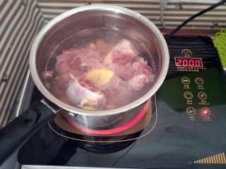 2、山药炖筒骨,筒骨清洗干净冷水入锅，加几片姜片去腥