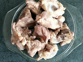 3、山药炖筒骨,水开后捞出冲洗干净浮沫