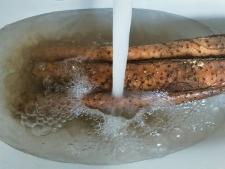 5、山药炖筒骨,铁棍山药用水冲洗干净掉表面泥土再削皮