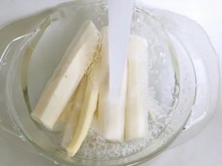 6、山药炖筒骨,戴上手套把山药削皮，用水多冲洗几遍