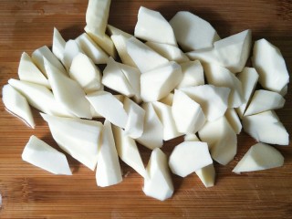 7、山药炖筒骨,切成滚刀块