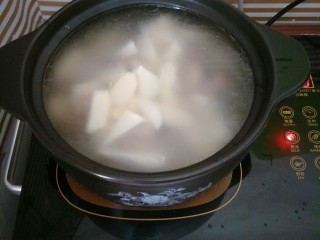 8、山药炖筒骨,筒骨汤里加入山药继续煲