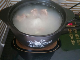 9、山药炖筒骨,山药熟烂的时候，加入盐、少许味精调味