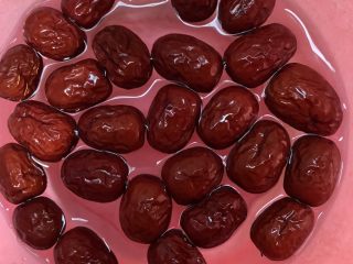 3、红枣酥,再放水淹没浸泡一小时。